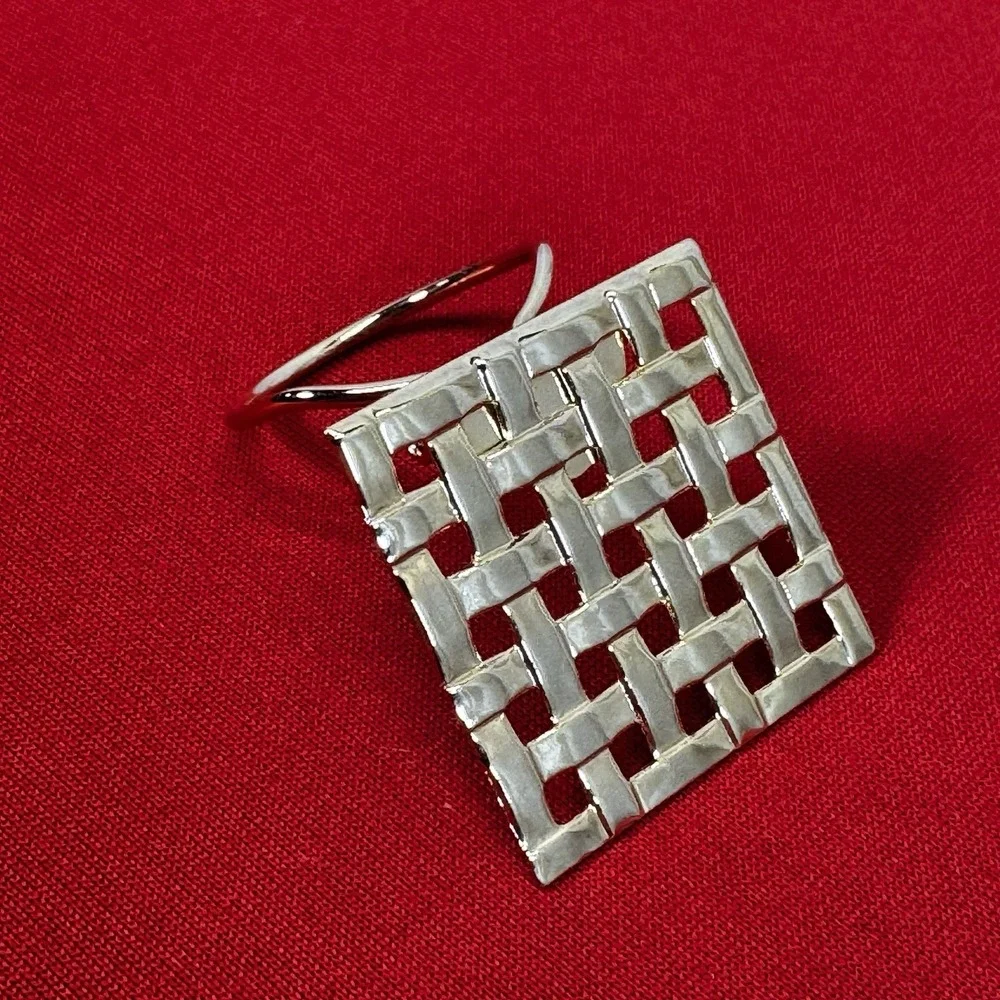 Jeri Lou Basket Weave Gold‎ Tone Scarf Clip